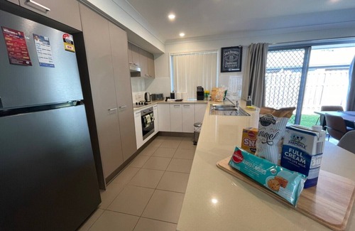 Burpengary East House | LUX Exotic Holiday House in Burpengary East