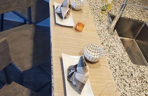 Greenwood Apartment | LUX. Gated. Suburbia.