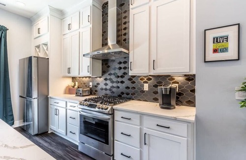 Westfield House | Lux Home 5 mins to Grand Park w Private Garage