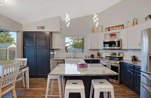 Templeton Manor House | Lux Home Near Downtown Gilbert and Chandler-4 Bdrm w/Pool Table-Pool-Park