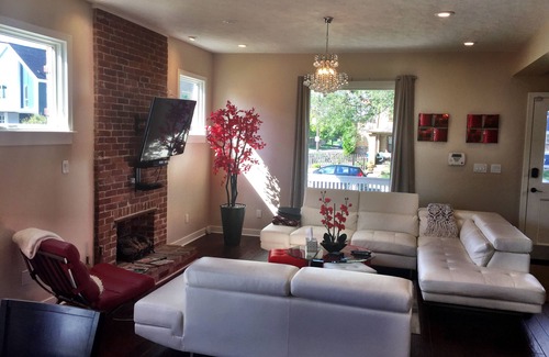 Herron Morton House | ✨Lux Indy Villa Sleeps 25 Walkable High-End Sanitized Downtown Oasis ✨