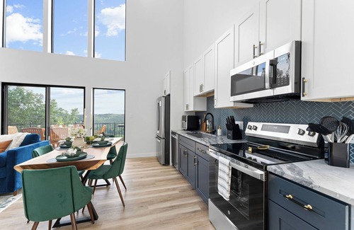 Omaha House | Lux Lakeview New-Build Branson w/Pool & Hot Tub