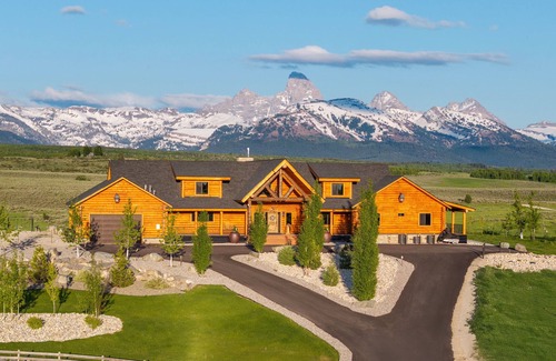 Tetonia Cabin | Lux Log Cabin - Epic Views, Huge Patio, & Hot Tub!