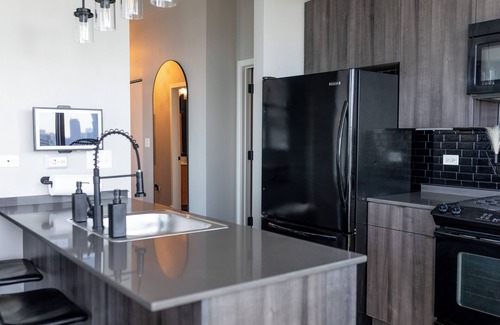 Near South Side Apartment | Lux Loop Retreat: Amazing Views, Free Parking