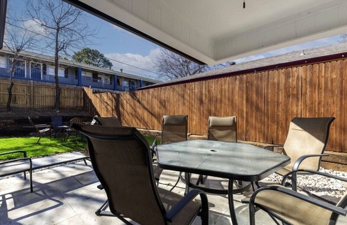 Central Arlington House | Lux Modern Getaway | AT&T Stadium Views | King Bed