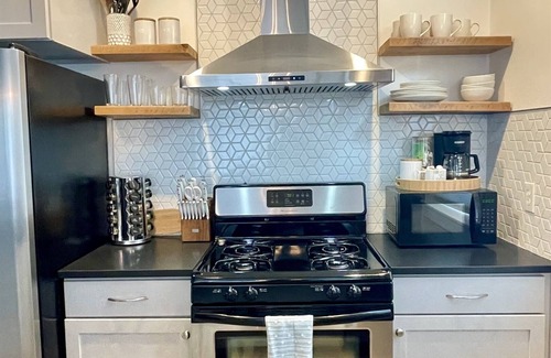 Eastlake House | Lux Modern Townhome – Parking + Patio + Pets Easy Seattle FIFA World Cup Access
