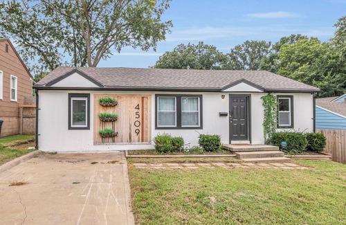 Kansas City House | Lux on a Budget! 20 min to World Cup-Near Nascar/Legends/AmericanRoyal King Bed!
