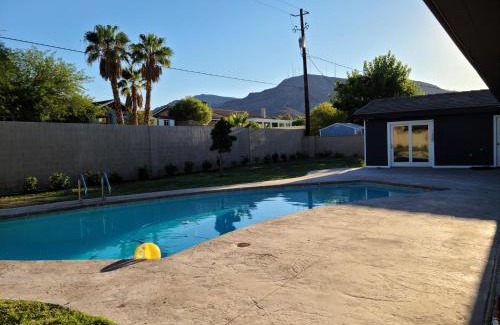 Black Mountain House | Lux Private Home - Pool, Billiards, 8 Smart TVs, Board Games, Cotton Bedding - The Stone Sanctuary at McCullough Hills Trailhead