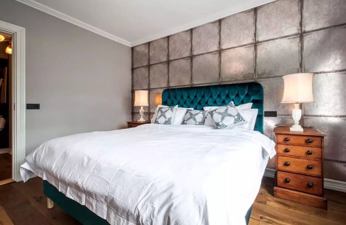 Vesturbær Apartment | Lux Retro in Centre of Reykjavik, 3 bedroom & 3 bathrooms