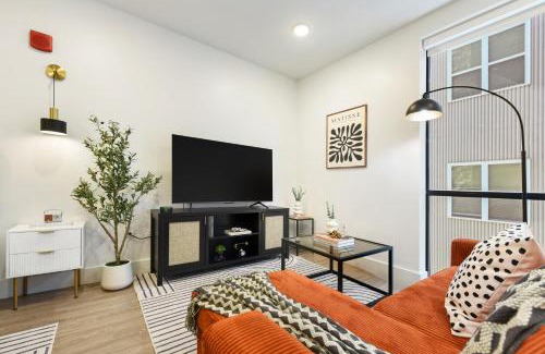 East Liberty Apartment | LUX Studio King Bed Free Parking PITT CMU