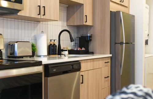 East Liberty Apartment | LUX Studio King Bed Free Parking PITT CMU