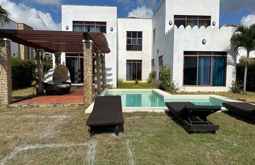 Vipingo Villa | Lux Suites 5 Bedroom Beachfront Villa in Sultan Place Kikambala