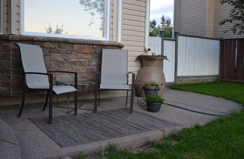 Sundre Apartment | Lux town suite Backs onto river & paths with fireplace