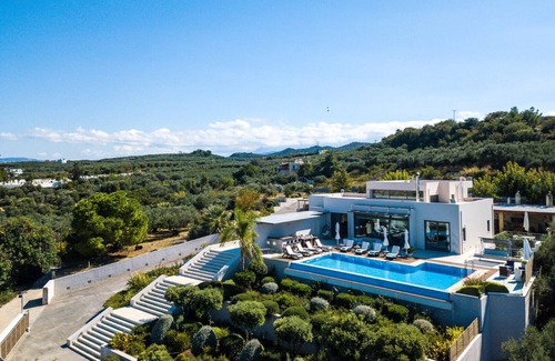 Platanias Town Villa | Lux Villa 600mt to beach★Gym & Basketball ★Heated pool★Jacuzzi★100 mt to Taverna