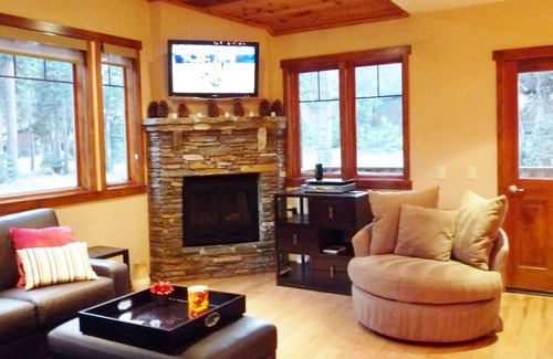 Mammoth Lakes House | Lux Vu Grayfox 4 - 3 Min Walk to Village/Gondola
