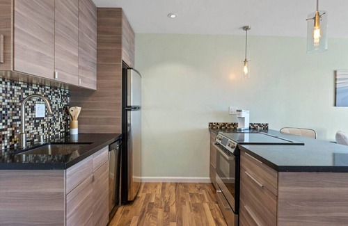 Emeryville Apartment | Lux Water View with Balcony Minutes -San Francisco
