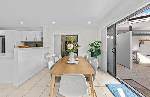 Surfers Paradise Villa | Lux Waterfront Villa with Magnesium Spa - The Goldie