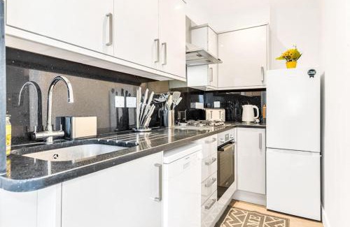 Kensington Apartment | LUXaway Holland Park Studio With AC - sleeps 8