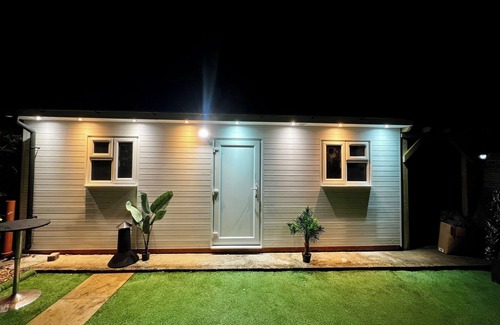 Luton Ski Chalet | Luxe 1B Chalet LTN Airprt,L&D hospital, Whipsnade Zoo,Fast access to London