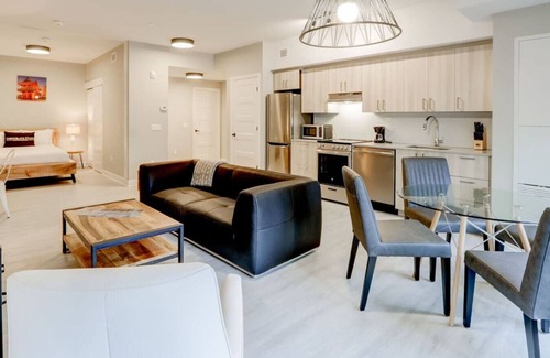 Byward Market - Parliament Hill Apartment | Luxe 1BR Apt with Skyline Views near Bytown Museum