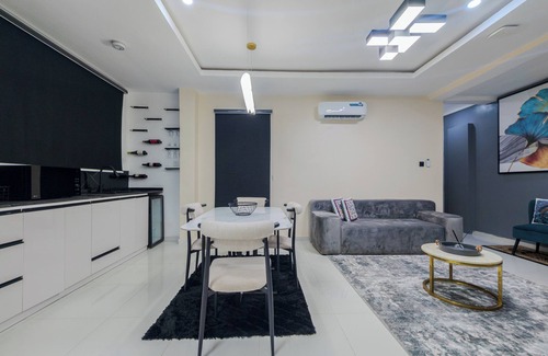 Ikoyi Apartment | Luxe 1BR Retreat in Ikoyi Pool Fast WiFi Near Beach
