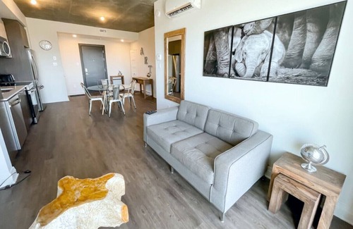 Saint-Laurent Condo | Luxe 1BR with Skyline views, Walk to Place Vertu