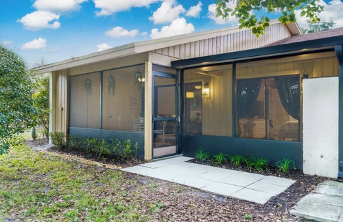 Nichols Condo | Luxe 2-Bed Condo Near Orlando & Tampa – King Bed, Smart TVs, Serene Terrace, +