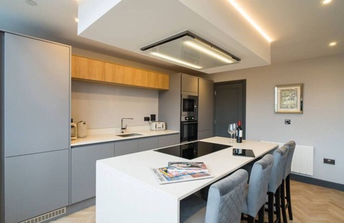 Penarth Apartment | Luxe 2 Bed Duplex Apt w/Balcony, Gym & Parking