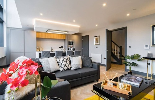 Penarth Apartment | Luxe 2 Bed Duplex Apt w/Balcony, Gym & Parking
