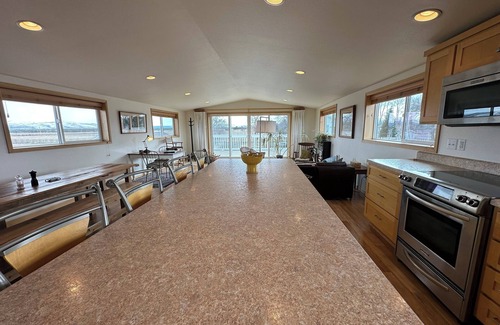 Alfalfa Apartment | Luxe 2-BR Loft apt. on a Flower Farm in fabulous Bend with AC, WiFi, etc.!