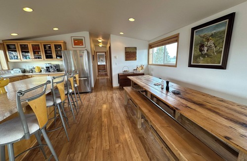 Alfalfa Apartment | Luxe 2-BR Loft apt. on a Flower Farm in fabulous Bend with AC, WiFi, etc.!