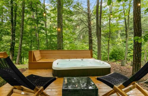 Asheville House | LUXE, 2 miles to Downtown, Hot Tub, Fire Pit, Secluded Serenity of the Blue Ridge Mountains