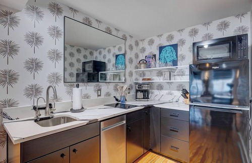 River District Apartment | Luxe 220, Unit 5 - Adjacent City View Suites, Managed by BlueStar Real Estate