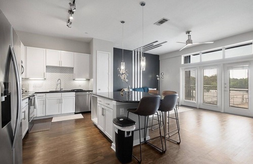 St. Edwards Apartment | Luxe 2B Loft on South Congress w/ Balcony and Pool