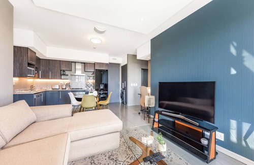 Greater Johannesburg Metropolitan Area Apartment | Luxe 2BR at The Tyrwhitt, Chic Rosebank Living