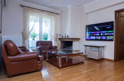 Drosia Apartment | Luxe 3 Bd Penthouse 5 Min from Drosia Square