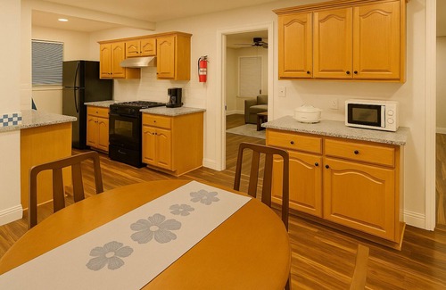 Fort Worth House | Luxe 3 Bedroom Retreat Sleeps 7 - Perfect For Groups Families