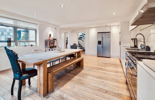 Holloway Apartment | Luxe 3b/3b duplex w/terrace, BBQ & parking. Near Kings Cross & central London.