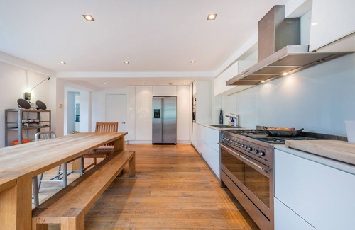 Holloway Apartment | Luxe 3b/3b duplex w/terrace, BBQ & parking. Near Kings Cross & central London.