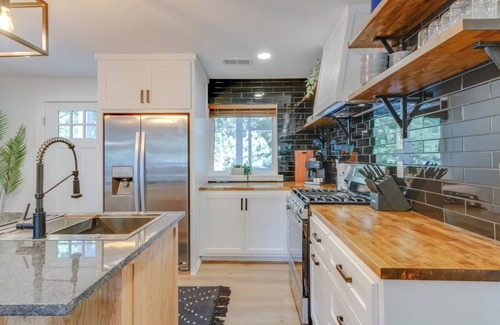 Woodbine House | Luxe 4-Bed Retreat w/Game Room & Deck – 10 Min to Downtown