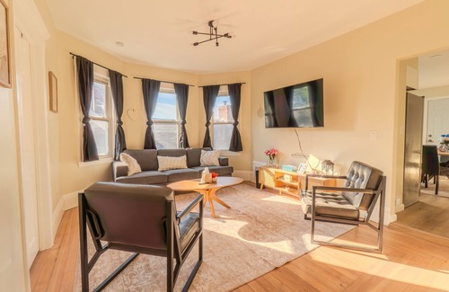 East Somerville House | LUXE 4BDR/2BA Near Boston- T-Station & Encore Casino