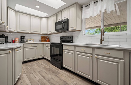 Sierra Vista House | ☀️LUXE 4BR/2BTH Mountain View vacation Pool & Grill Central LOC Private