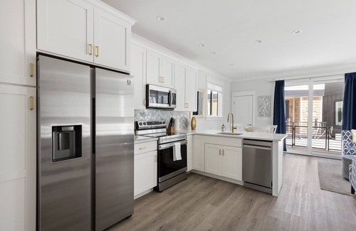 Downtown Wilmington Boat Rental | Luxe at The Cove - Luxury Houseboat