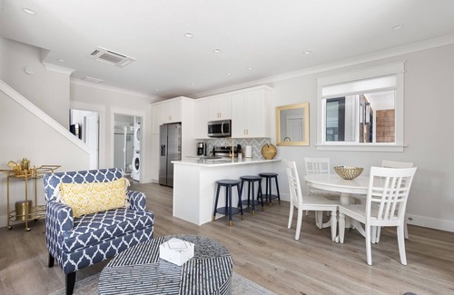 Downtown Wilmington Boat Rental | Luxe at The Cove - Luxury Houseboat