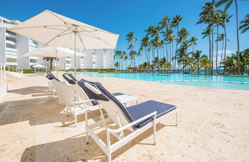 Villas Del Mar Apartment | Luxe Beachfront Retreat – Pool & Private Beach – Gym and Sauna
