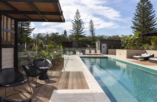 Burleigh Heads Apartment | Luxe Beachfront 2-Bed With Gym, Pool & Views