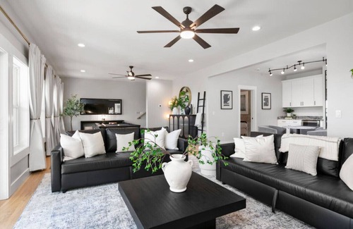 Laurel Park House | LUXE, Breathtaking Mountains View, HotTub, FirePit, FirePit Table, Pool Table