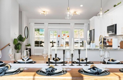 Laurel Park House | LUXE, Breathtaking Mountains View, HotTub, FirePit, FirePit Table, Pool Table
