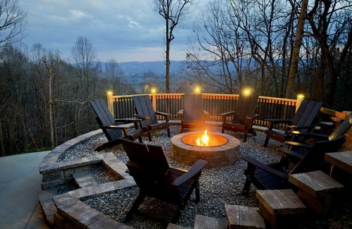 Laurel Park House | LUXE, Breathtaking Mountains View, HotTub, FirePit, FirePit Table, Pool Table