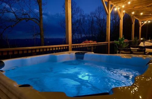 Laurel Park House | LUXE, Breathtaking Mountains View, HotTub, FirePit, FirePit Table, Pool Table
